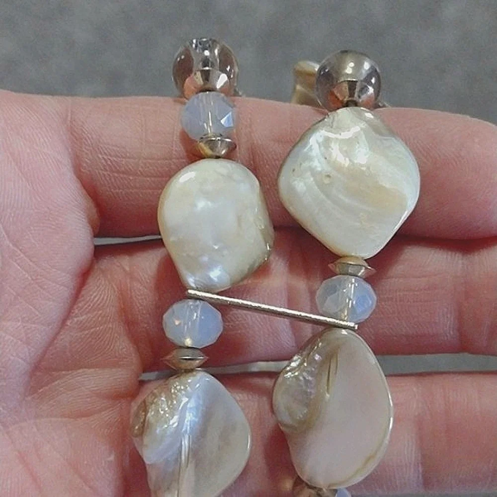 NATURAL SHELL AND CRYSTAL STRETCH BRACELET MOTHER OF PEARL GOLD FILIGREE BEADS